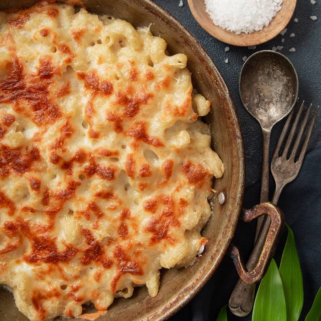 oven baked mac and cheese with bechamel sauce